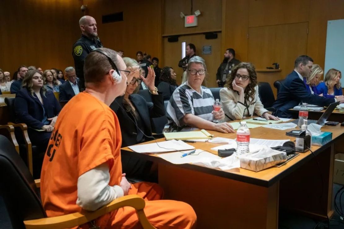 James Crumbley (izquierda) y Jennifer Crumbley (centro) fueron declarados culpables de homicidio involuntario después de que su hijo de 14 años perpetrara un tiroteo masivo en la escuela secundaria Oxford en 2021.