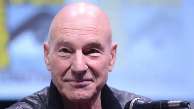Patrick Stewart sonriente