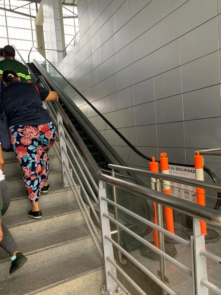 Adulta mayor sube con dificultad escaleras de la estación Gualey del Teleférico de Santo Domingo. Victor Puente.