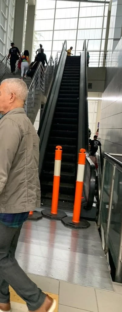 Usuarios del Teleférico se ven obligados a utilizar las escaleras tradicionales por inoperancia de las escaleras eléctricas.
