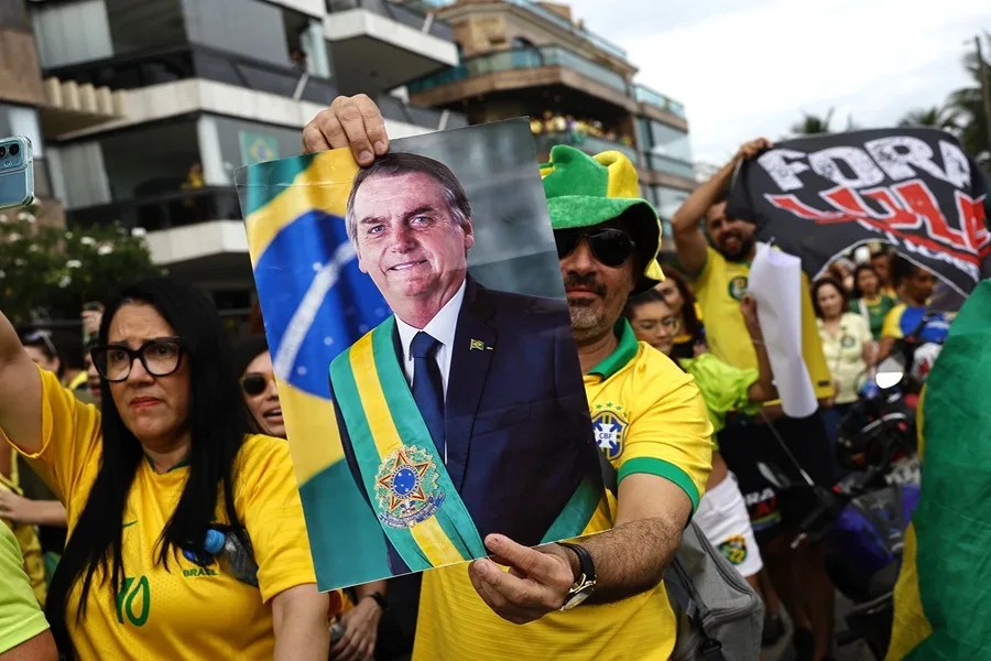 Flávio Bolsonaro afirma que Brasil "se cansó de esperar" con Lula y quiere "cambio"