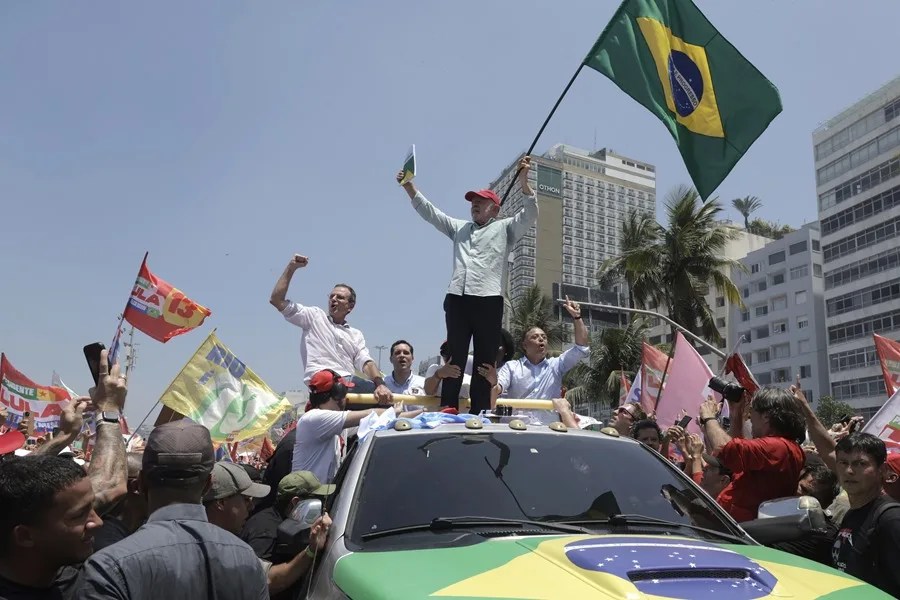 Lula reúne a miles en Río y se muestra convencido de su victoria en la segunda vuelta