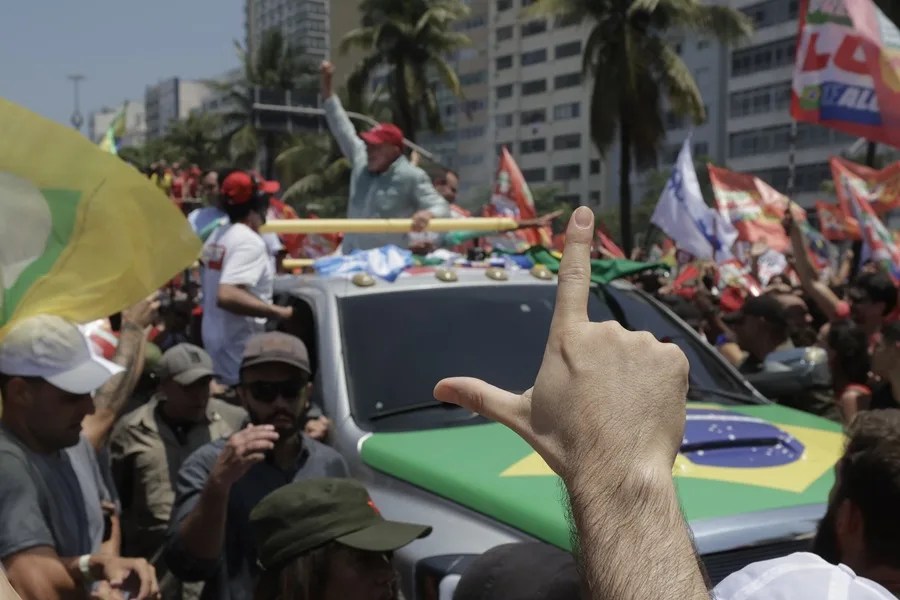 Lula reúne a miles en Río y se muestra convencido de su victoria en la segunda vuelta