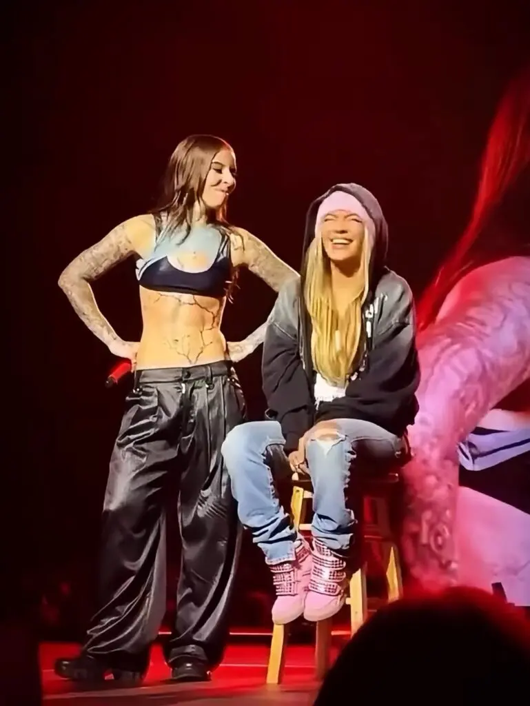 Karol G sorprende en concierto de Young Miko y desata rumores de romance