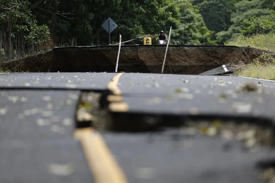 La entrega de ayuda tras el terremoto en Panamá se agiliza con la recuperación de carreteras