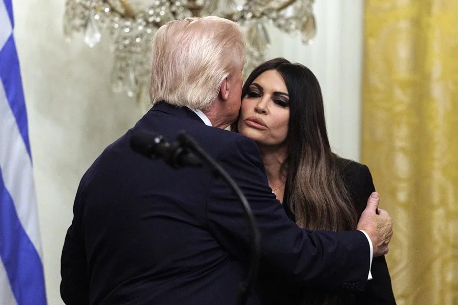 El Gobierno Trump evalúa si relevar a la controvertida embajadora de EE.UU. en Grecia