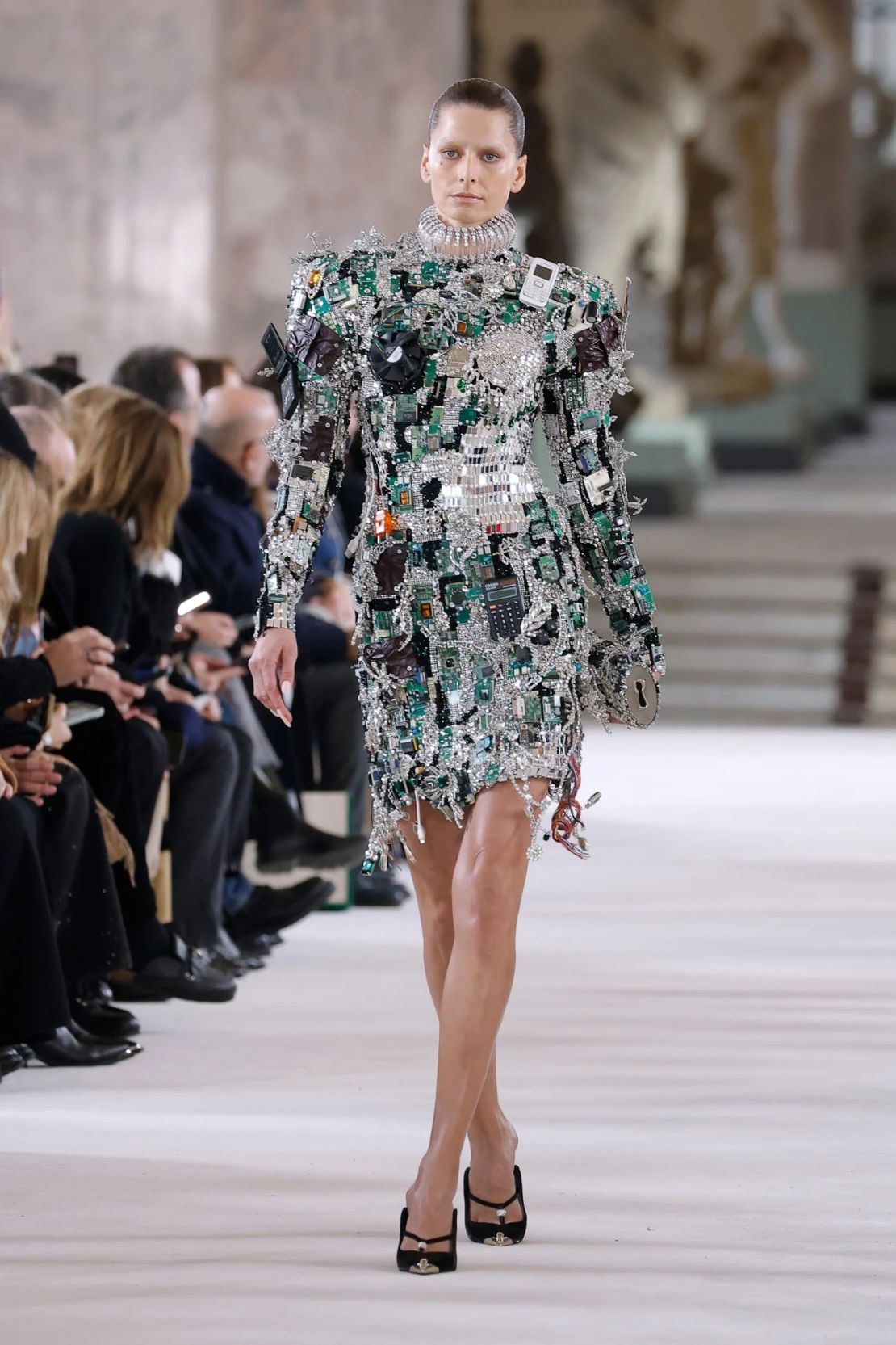 La colección de alta costura de primavera de 2024 de Schiaparelli utilizó desechos tecnológicos, desde placas de circuitos desechadas hasta teléfonos celulares Nokia.